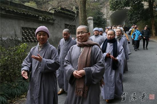 杭州灵隐寺法师参加“健身走”活动祈福新年