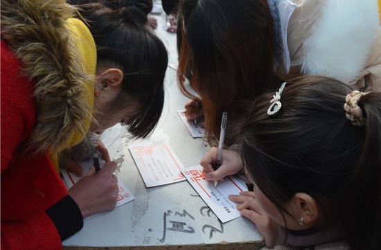 阜阳师范学院学生自发给教师写贺卡