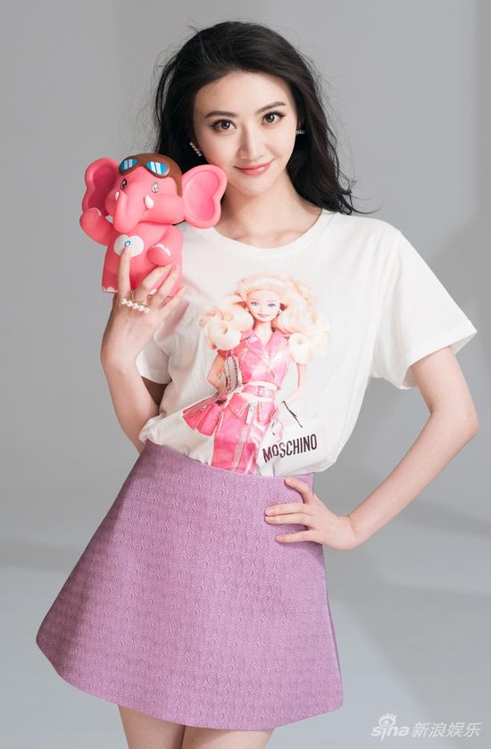 景甜拍公益写真 白T清丽出镜温暖明媚(图)