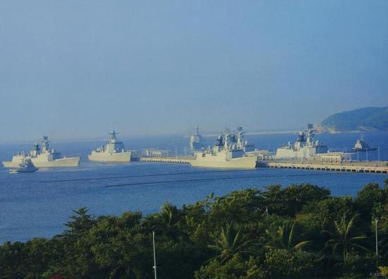 南海舰队新型驱护舰聚集三亚军港！