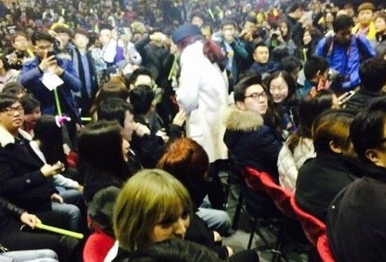 王思聪携绯闻女友看演唱会引围观(图)