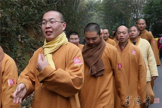 杭州灵隐寺法师参加“健身走”活动祈福新年