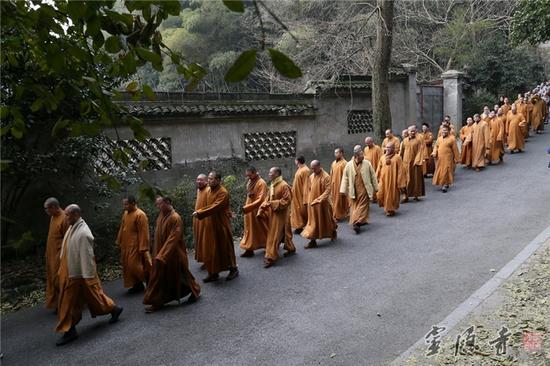 杭州灵隐寺法师参加“健身走”活动祈福新年