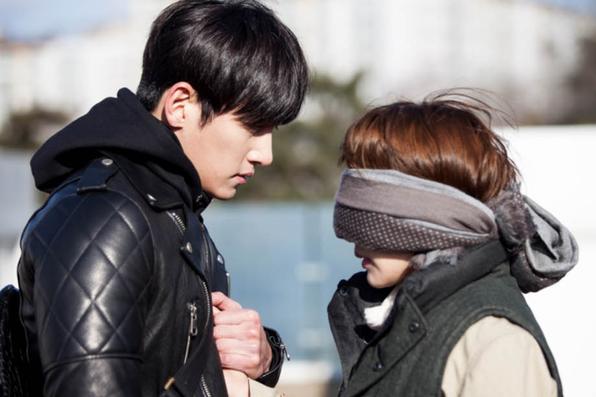 《Healer》池昌旭保护朴敏英 深情握手