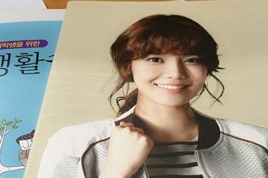 韩女团少女时代秀英登母校教材封面(图)