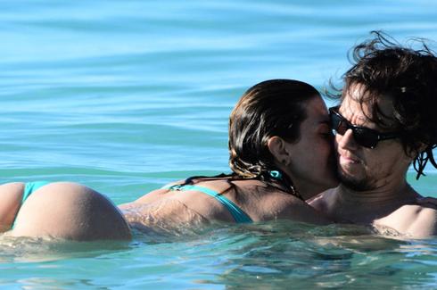 沃尔伯格夫妇水中亲热