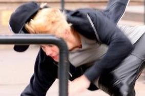 好糗！比伯为绯闻女友表演滑板摔倒在地