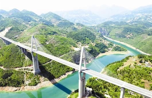 圖為：巍峨雄壯的神農(nóng)溪大橋。