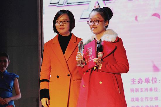 佟硕被评为"最美女孩,新浪广西总编覃涓为其颁奖.农曼 摄