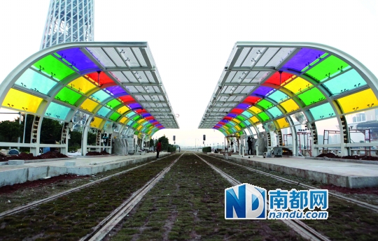 昨日,有轨电车广州塔东站五彩缤纷的站台。南都记者 冯宙锋 摄