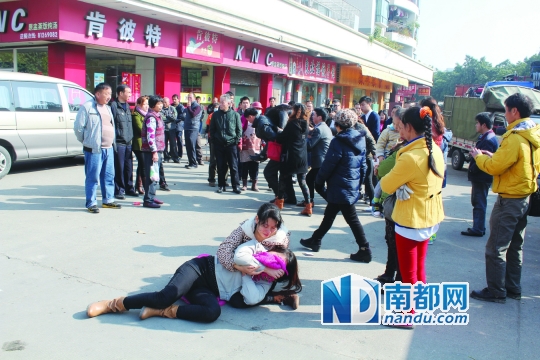 男童母亲赶到现场痛哭倒地。 南都记者 曾群善 摄
