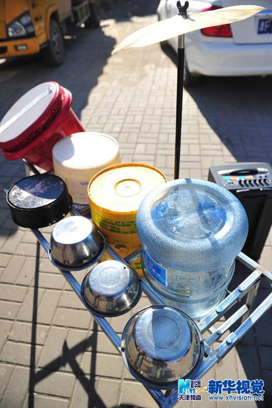 天津花甲老人废桶自制架子鼓 演绎水桶变奏曲