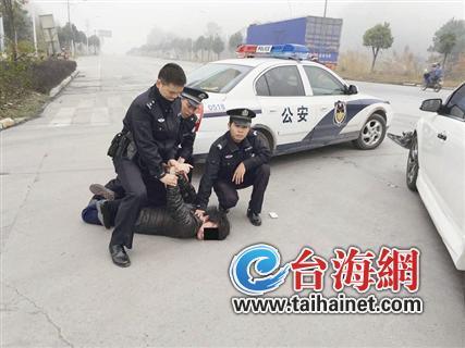 民警将嫌犯控制,摁倒在地