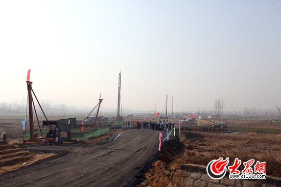 青连铁路日照六甲庄大桥施工现场。记者 马俊骥 摄