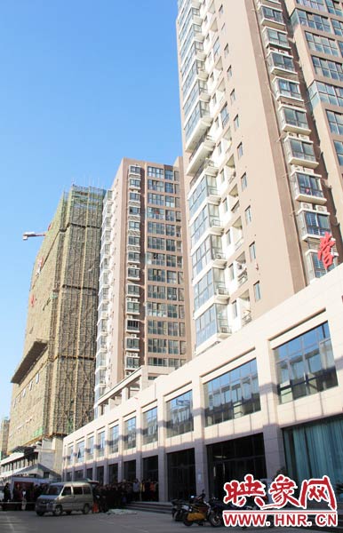 51岁的谢某爬上18层楼顶，纵身跳下，脑浆迸裂，当场死亡。