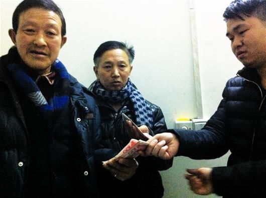 宜昌两木工为十几万贷款 陪业务员吃喝玩数月