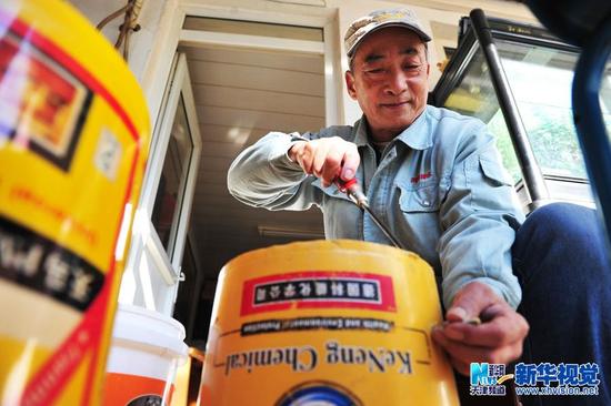 家住天津河西区的退休老人岳宏禄今年68岁,有一个爱好就是打架子鼓,虽然他敲的鼓是用废旧塑料桶组成,但打鼓的架势和声音效果丝毫不逊色于真正的架子鼓。 岳师傅以前从事排水工作,经常和水桶、竹片打交道,再加上平常喜欢听音乐,便不由自主地跟着音乐节拍敲水桶。岳师傅为了将几个不同音阶的水桶固定,将旧电镀椅子腿改造成支撑鼓的架子,用锅盖作镲,再加上疏通下水道的竹板伴奏,从外形上向真正的架子鼓靠拢。如今,岳师傅的演奏效果与专业架子鼓手相比更独具特色。
