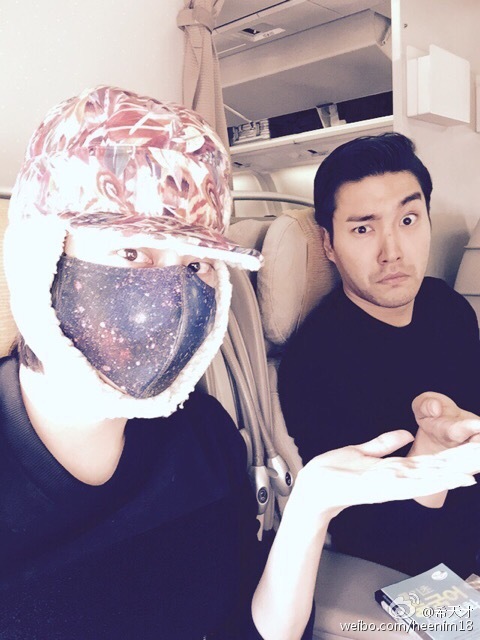 难懂的偶像世界！崔始源金希澈玩搞怪合影