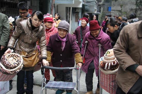 关爱老年人-大大财富重庆分公司养老院送爱