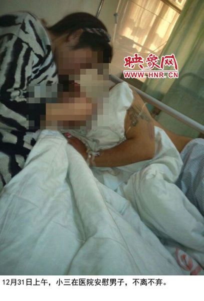 12月31日上午,小三在醫院安慰男子,不離不棄。