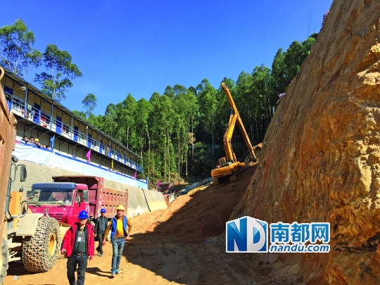 →30日，在凤凰山隧道牛鼻山段坍塌现场，长臂挖掘机正在清理山泥。南都记者 沙龙 摄