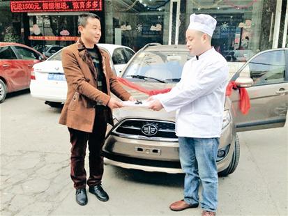 圖為:老板把車(chē)交給張德忠 記者張璇攝