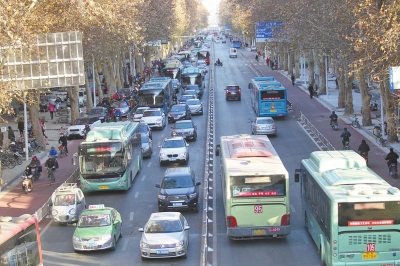 大修后的文化路,早、晚高峰时,北向南方向比较拥堵。