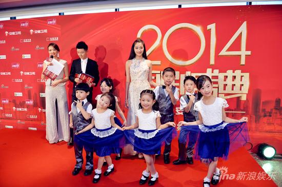 关晓彤亮相国剧盛典 牵手杨玏祝福张嘉译