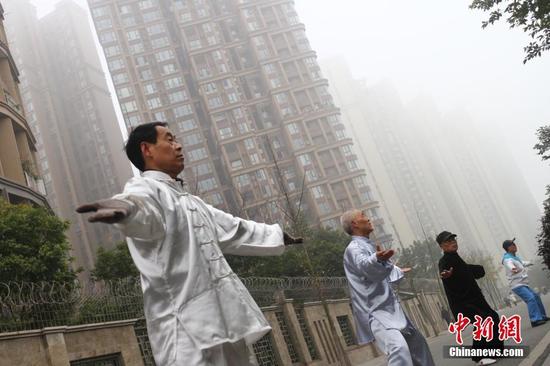 大雾袭川 成都高楼“消失”