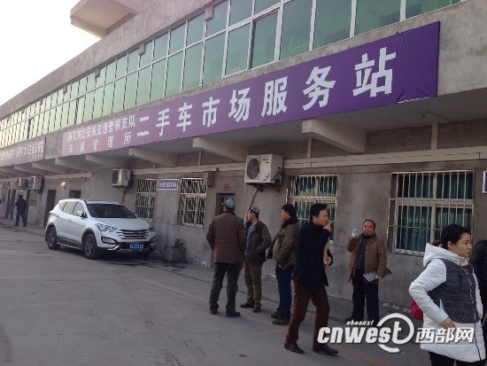 西安市车管所法制员王树鹏称,只要资料齐全,车主不用到场也能通过过户审核。