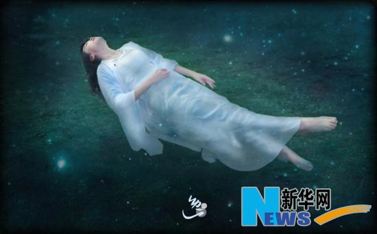 草地:像这里的小草一样,她好像融进了这些绿里面,自如伸展。
