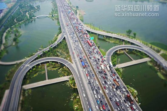 航拍白云下的四川是这样的 美景让网友沉醉