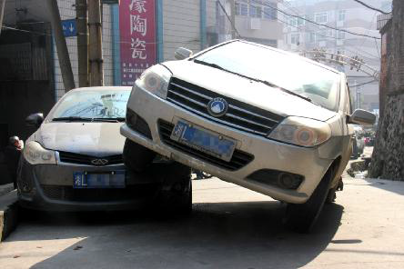 新报讯昨日，郴州新报接到市民爆料称，在劳动路往市畜牧兽医水产局方向的一个上坡路段，一辆轿车竟然“ 骑”到了另一辆轿车的车头上，令人不可思议。