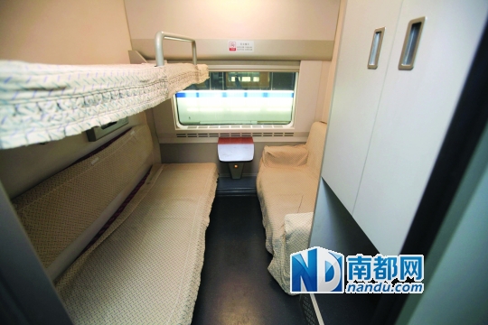 高级软卧车厢内设有衣柜和沙发。