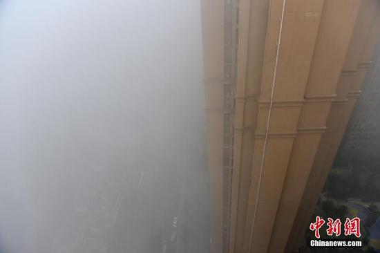 大雾袭川 成都高楼“消失”