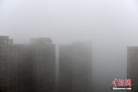 大雾袭川 成都高楼“消失”