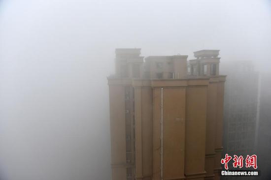 大雾袭川 成都高楼“消失”
