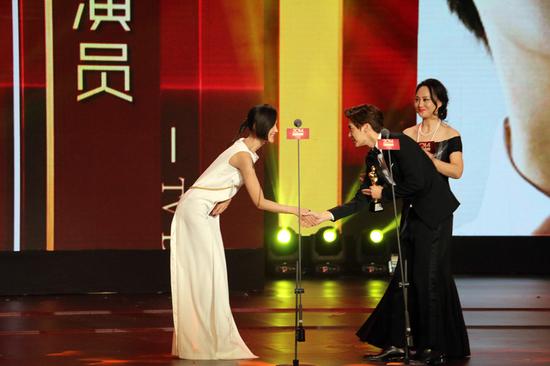 张歆艺为李易峰颁奖