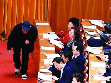 3月7日,全国政协十二届二次会议在北京人民大会堂举行第二次全体会议,姗姗来迟的全国政协委员赵本山压低帽沿、猫着腰进会场。