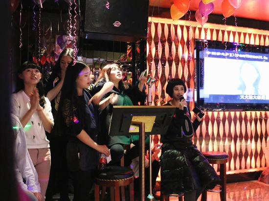 张歆艺约粉丝KTV跨年狂自拍：都是有缘人