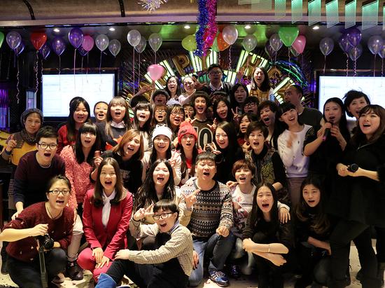 张歆艺约粉丝KTV跨年狂自拍：都是有缘人