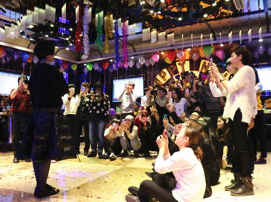 张歆艺约粉丝KTV跨年狂自拍：都是有缘人