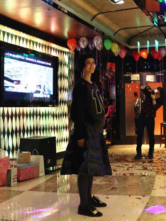 张歆艺约粉丝KTV跨年狂自拍：都是有缘人