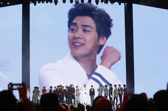 李易峰跨年颜值唱功“棒棒哒”献惊险表演