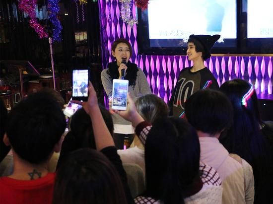 张歆艺约粉丝KTV跨年狂自拍：都是有缘人