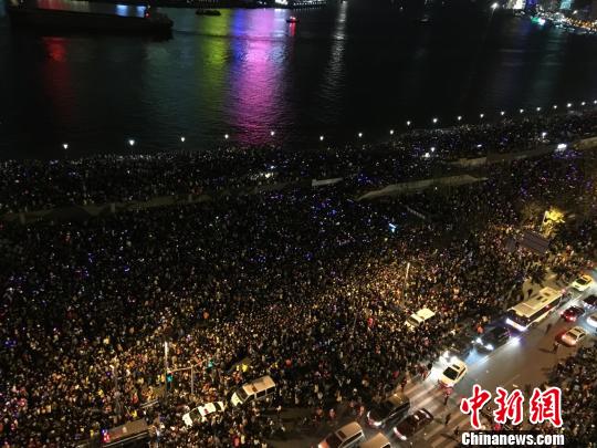 上海外灘人潮洶涌。中新網(wǎng) 王佳　攝