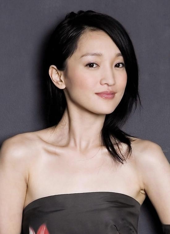 周迅美艳助阵跨年 自称婚后居家爱做饭