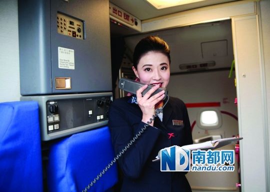 空姐刘旺负责整架飞机的播音工作。