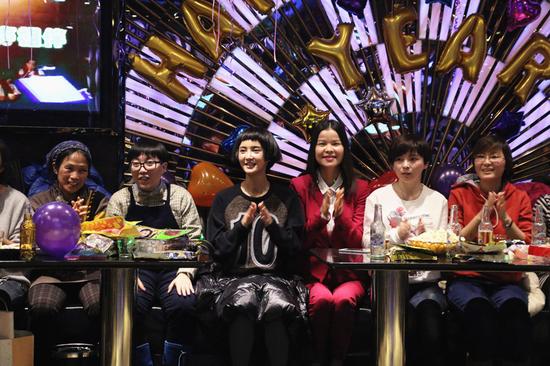 张歆艺约粉丝KTV跨年狂自拍：都是有缘人