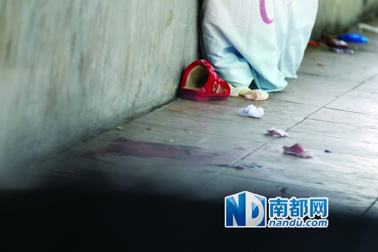 龙华福庭工业区宿舍5楼走廊留有大片血迹和一只拖鞋。